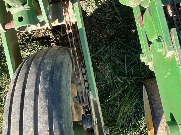 single-row-john-deere-planter-image-11