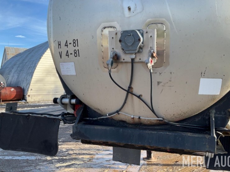 polar-mfg-co.-5,500-gallon-stainless-steel-tanker-image-13