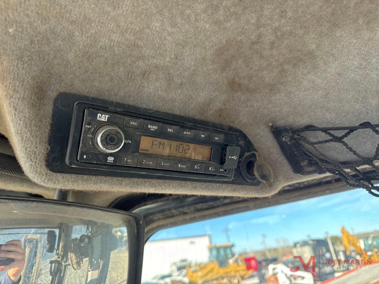 2019-caterpillar-420f2-image-23