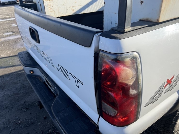 2004-chevrolet-silverado-3500-image-20