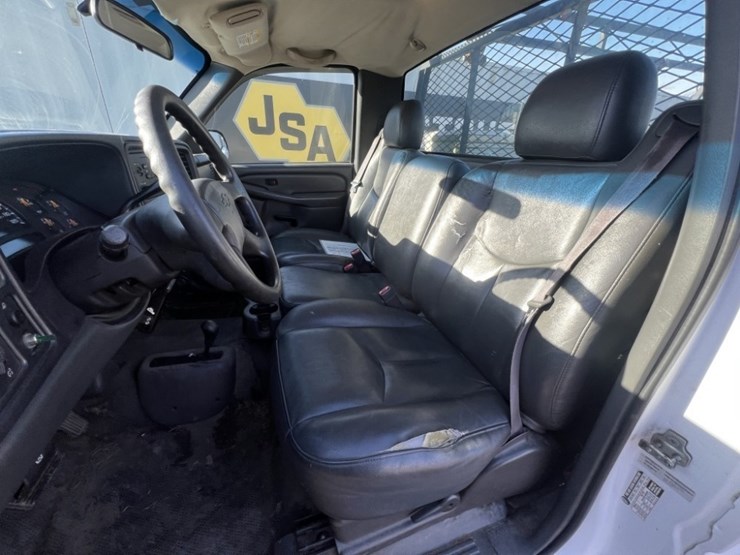 2004-chevrolet-silverado-3500-image-25