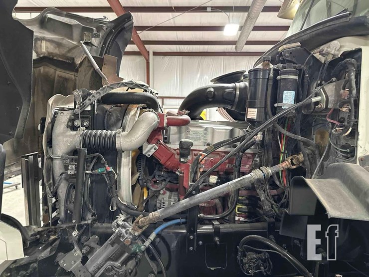 2012-mack-granite-gu813-image-28