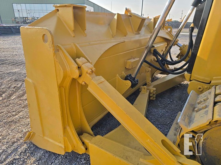 2020-caterpillar-d6-image-11