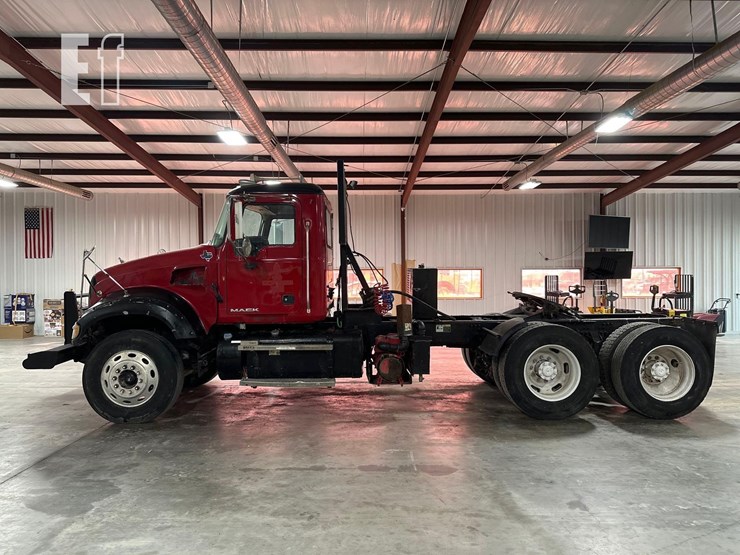 2012-mack-granite-gu713-image-5