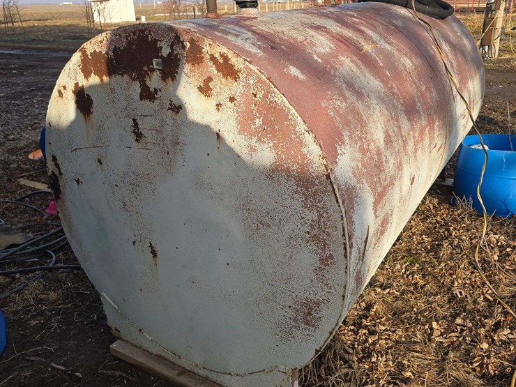 700-gallon-fuel-tank-with-pump-image-5
