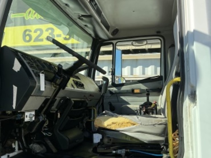 1999-freightliner-fl80-image-31