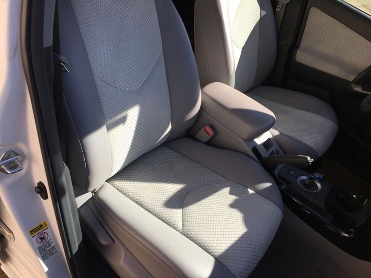 2014-toyota-rav4-image-8