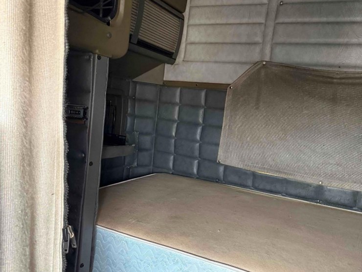 1998-peterbilt-379-image-32