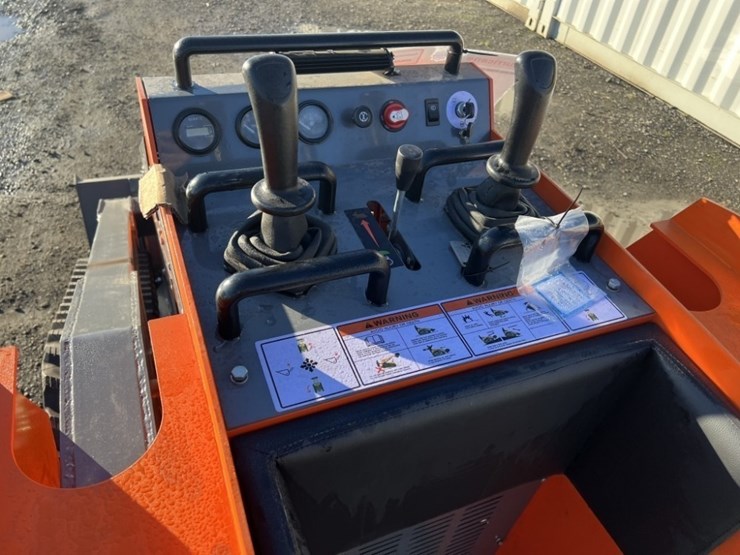 2025-hurricane-hrc700-mini-compact-track-loader-image-15