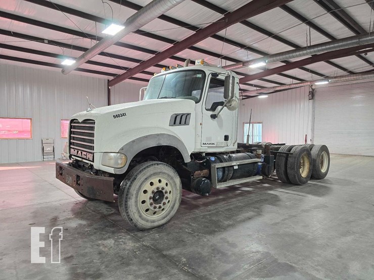 2012-mack-granite-gu713-image-1