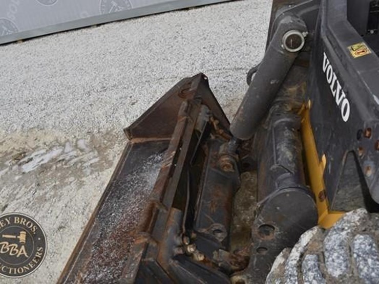 2011-volvo-mc115c-image-9