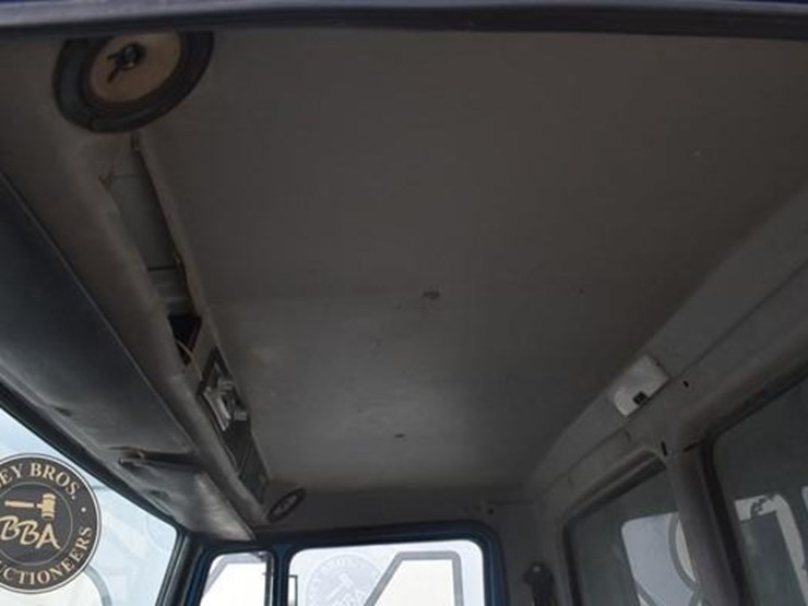 2000-freightliner-fl70-image-25