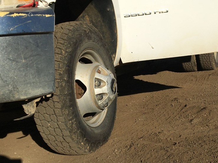 2012-chevrolet-3500hd-image-13