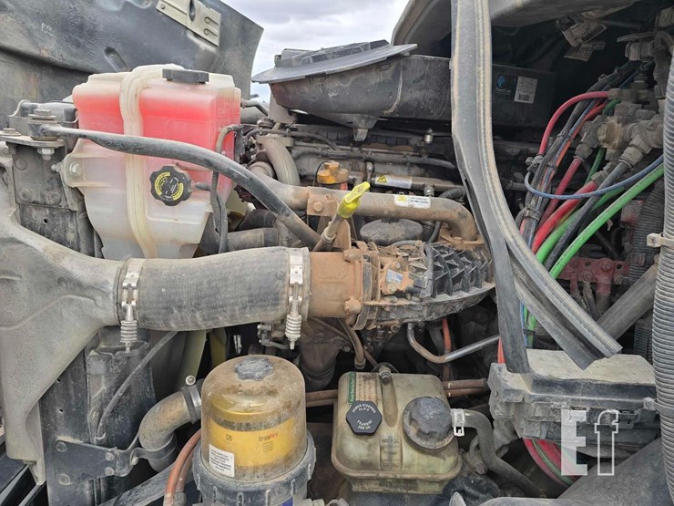 2018-freightliner-cascadia-113-image-13