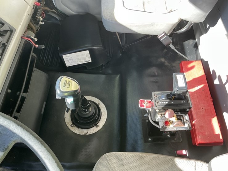 1999-freightliner-fl80-image-29