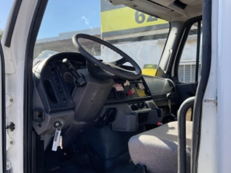 2005-freightliner-m2-dump-truck-image-27