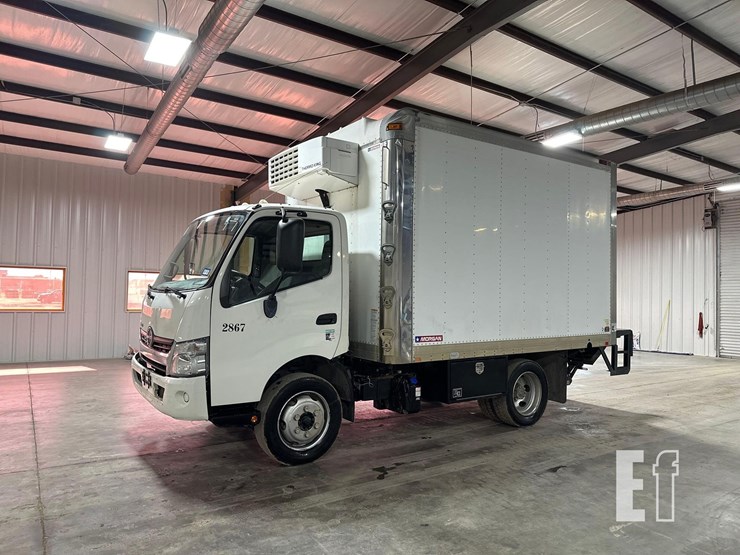 2015-hino-195-image-1