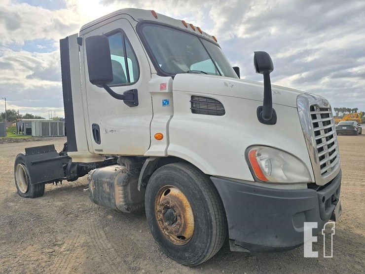 2018-freightliner-cascadia-113-image-2