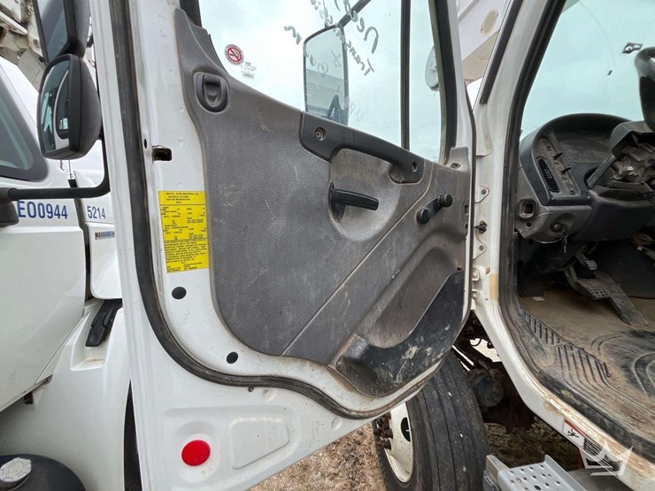 2018-freightliner-m2-106-image-8