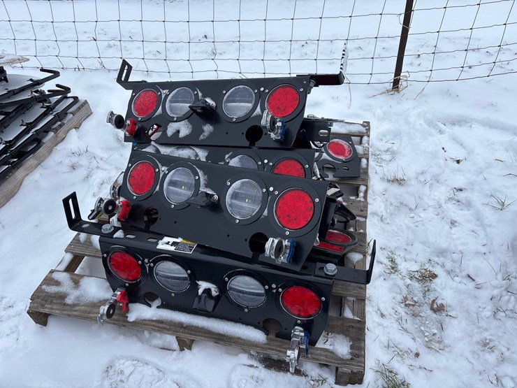 #6563-•-e1.-pallet-of-tail-lights-image-1