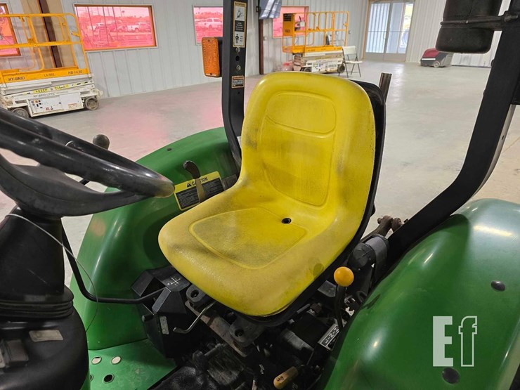 john-deere-3320-image-11