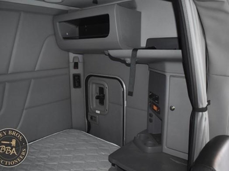 2015-peterbilt-579-image-46