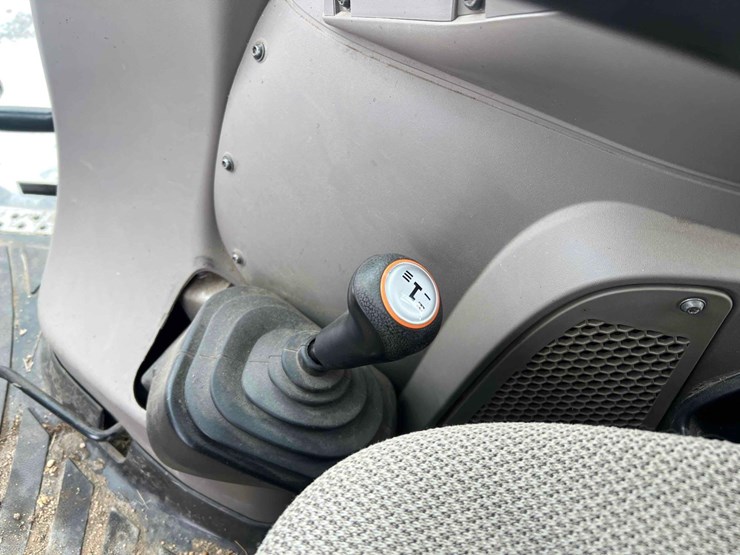 2014-case-farmall-115u-tractor-image-46