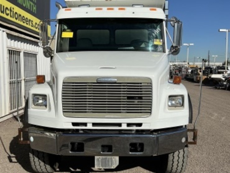 1999-freightliner-fl80-image-3