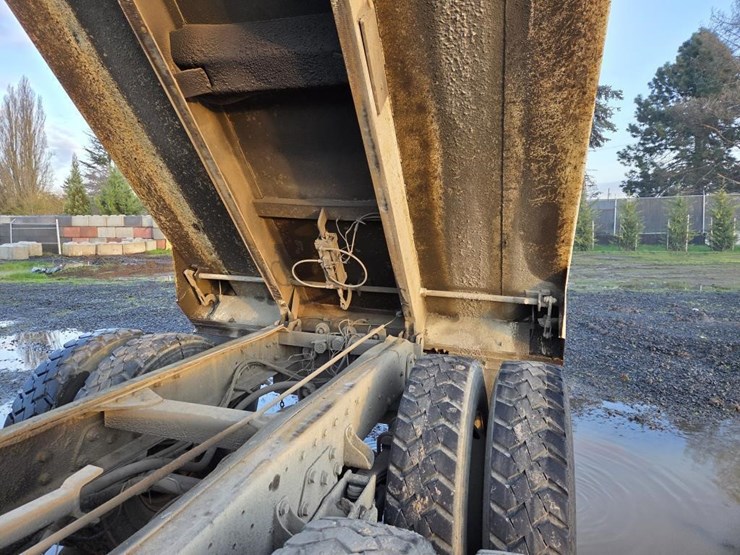 1990-peterbilt-379-image-35