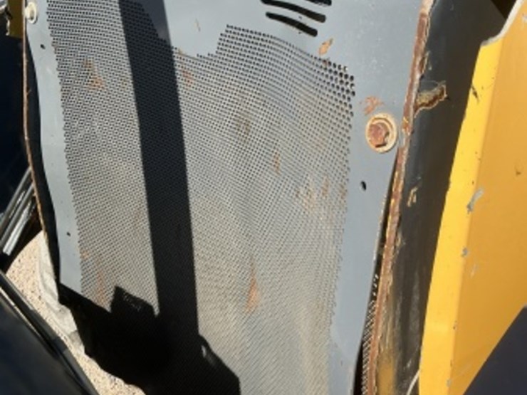 2015-deere-210l-image-38