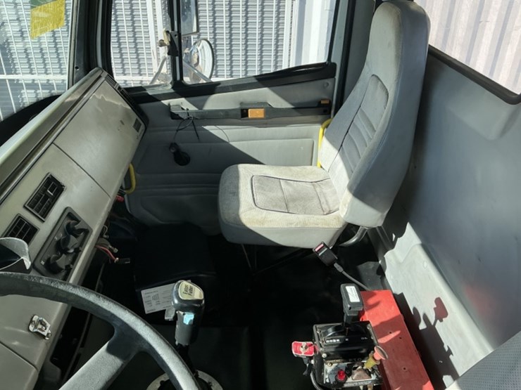 1999-freightliner-fl80-image-30