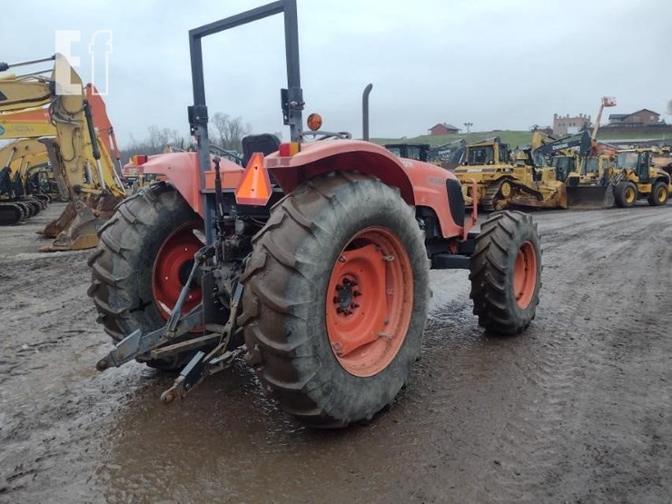 10-kubota-m108-tractor-image-24