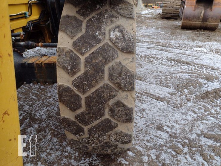 2015-caterpillar-tl1055c-image-21