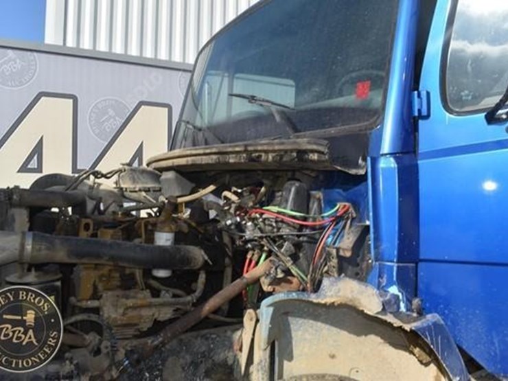 2000-freightliner-fl70-image-36