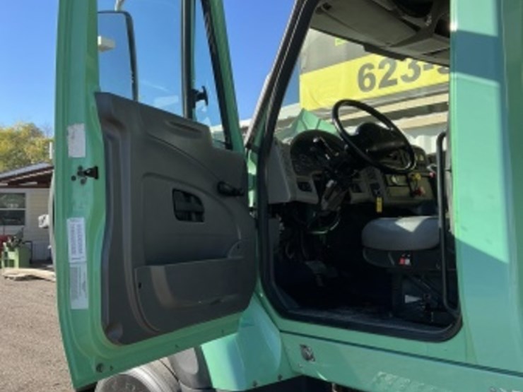 2011-international-7600-image-29