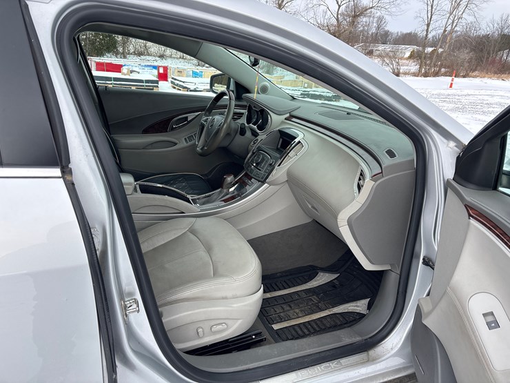 #1114-•-2010-buick-lacrosse-passenger-car-image-15