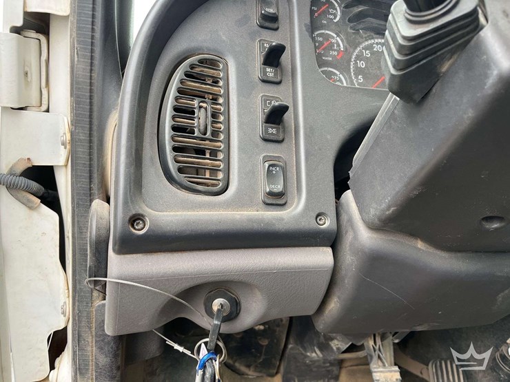 2020-freightliner-m2-106-image-9