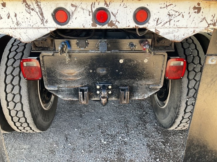 2005-freightliner-m2-dump-truck-image-12