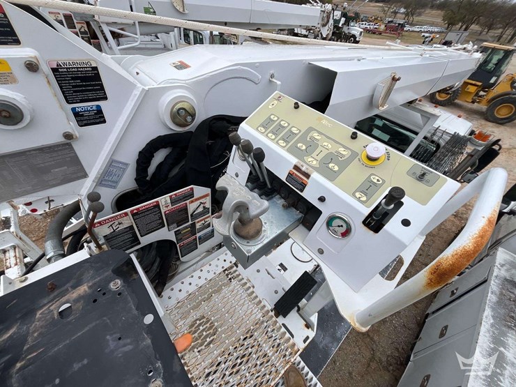 2020-freightliner-m2-106-image-25