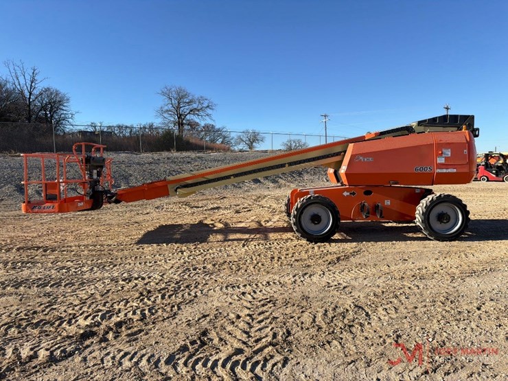 2015-jlg-600s-image-2
