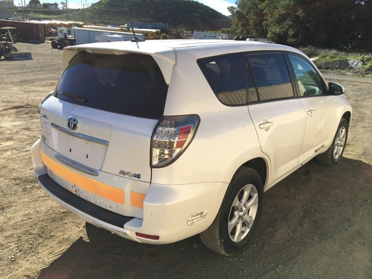 2014-toyota-rav4-image-3