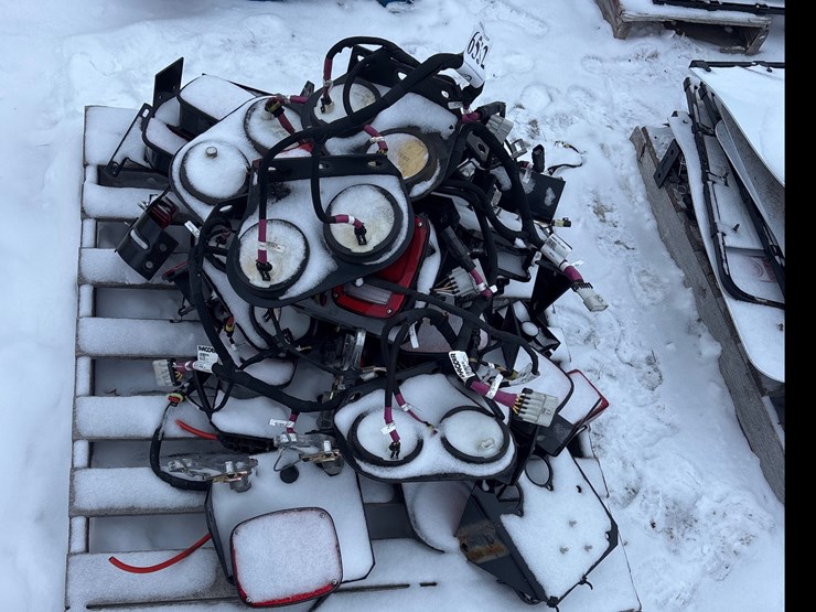 #6552-•-e1.-a-pallet-of-miscellaneous-tail-lights-image-1
