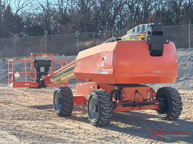 2015-jlg-600s-image-1