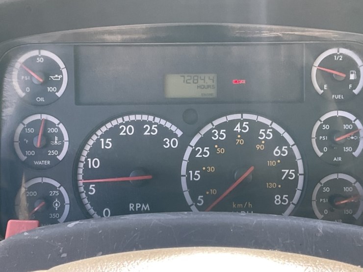 2005-freightliner-m2-dump-truck-image-21