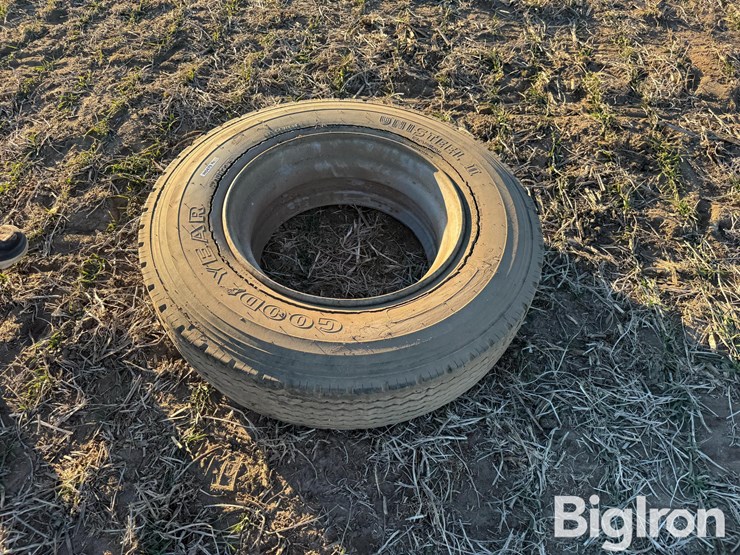 10r22.5-tire-&-rim-image-1