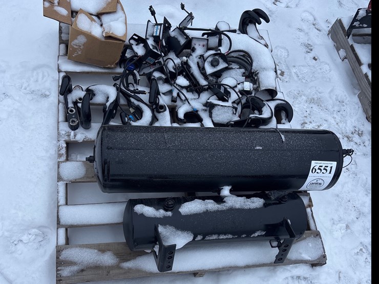 #6551-•-e1.-two-air-tanks-and-backup-alarms-and-tow-hooks-image-1