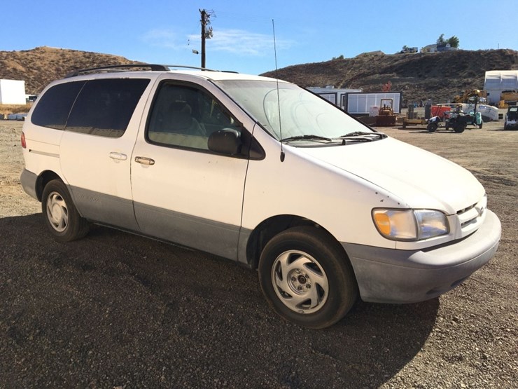 2000-toyota-sienna-le-image-2