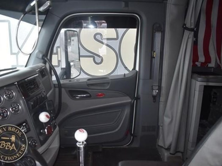 2015-peterbilt-579-image-35