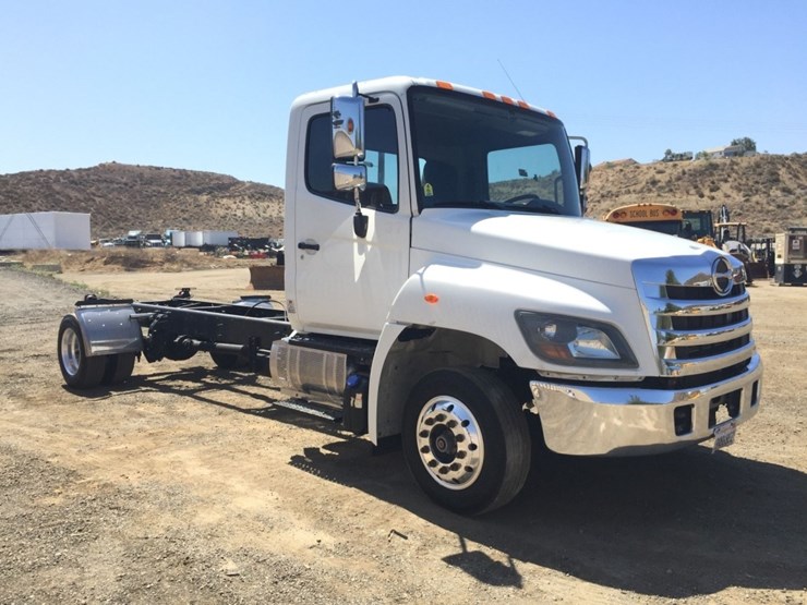 2017-hino-268a-image-2