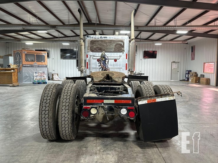 2005-peterbilt-385-image-8